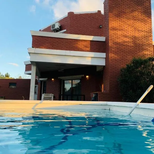 Las Moras casa de campo en Lobos, hotel in Lobos