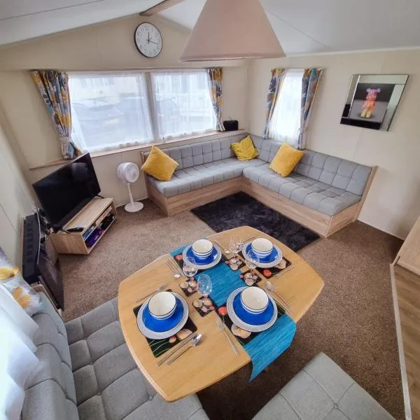 Chic, spacious & fun coastal retreat - family friendly - 3 min walk to beach, hotel v destinaci Seasalter