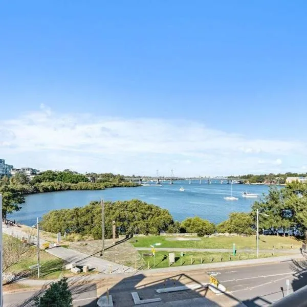 Breathtaking Waterfront Penthouse with Big Terrace nr Olympic Park and Free parking, отель в Сиднее