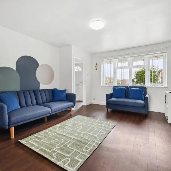 Stylish Home From Home 3 bed house, sleeps 6, private parking, WiFi Leamington Spa, hotel v destinaci Leamington