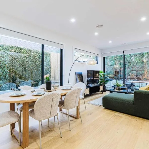 Stylish 4BR Family Townhouse with Private Courtyard, hotel din Box Hill