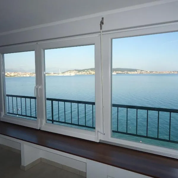 First Row to The Sea - Ideal for Families - Sea at Your Doorstep - House Sisko, hotel sa Trogir