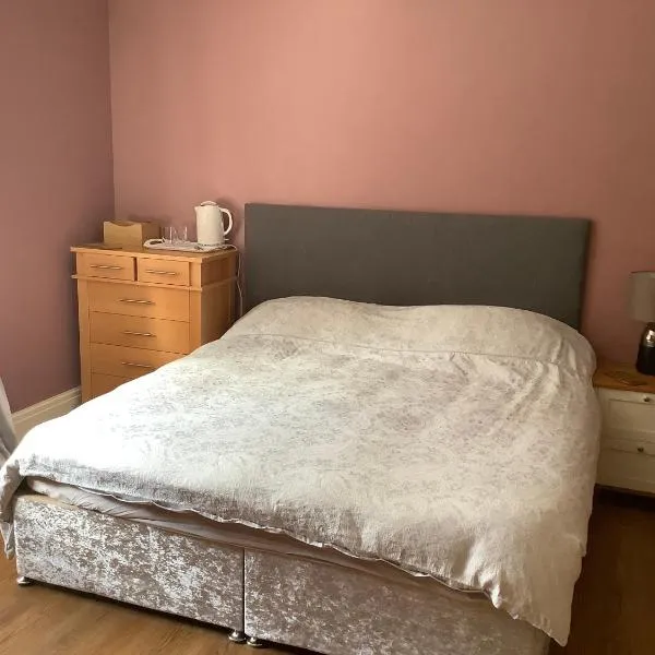 Two Bedrooms, One Super King Room & One Double Room, plus Sofa Beds & Cot with Private Bathroom for up to 2 Adults & 5 Children & 1 Infant, hotel in Colwyn Bay
