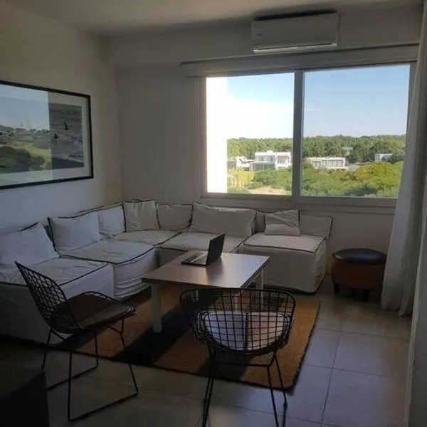 Departamento con vista al Golf Barrio Costa Esmeralda, hotel in Costa Esmeralda