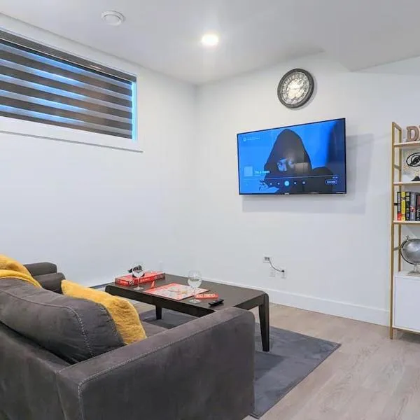 Cozy 1-Bedroom Basement Suite in Rosewood, hotel in Saskatoon