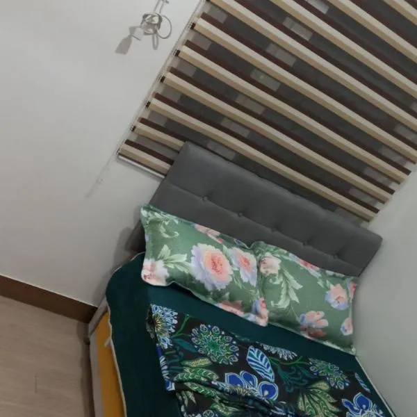 Viesnīca 1Bedroom Fully Furnished with Netflix & Free Wifi in Trees Residences Manilā