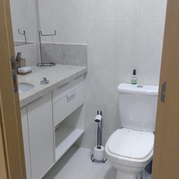 Apto com suíte e sofá-cama no Caminho das Árvores - Foto 3