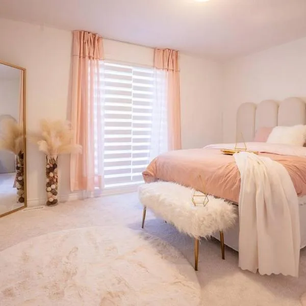 Brand New Cozy, Modern, & Instaworthy House!, hotel v destinaci Oshawa