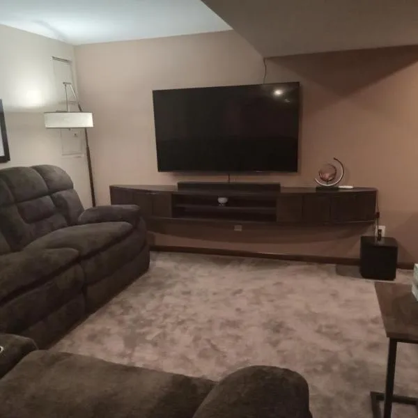 Super Suite with Sauna, Pool Table and Arcade Game, hotel in Lansing