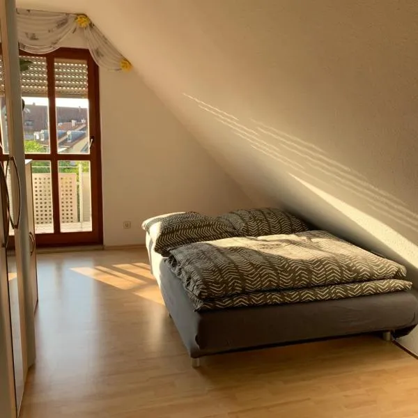Kleines Dachzimmer mit Balkon, hotel v destinaci Feucht