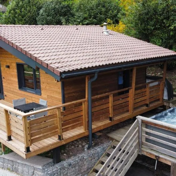 Chalet du Faubourg & Jacuzzi, proximité Gerardmer & La Bresse, hotel v destinácii Rochesson