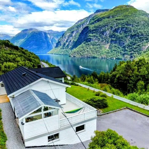 Fjellhagen - Geirangerfjord view, hotel in Hellesylt
