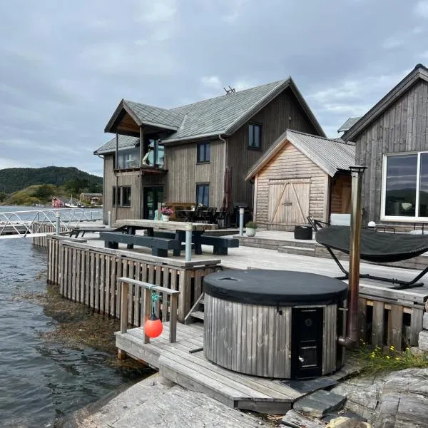 Amundøya Boathouse, hotel in Vadsteinsvik