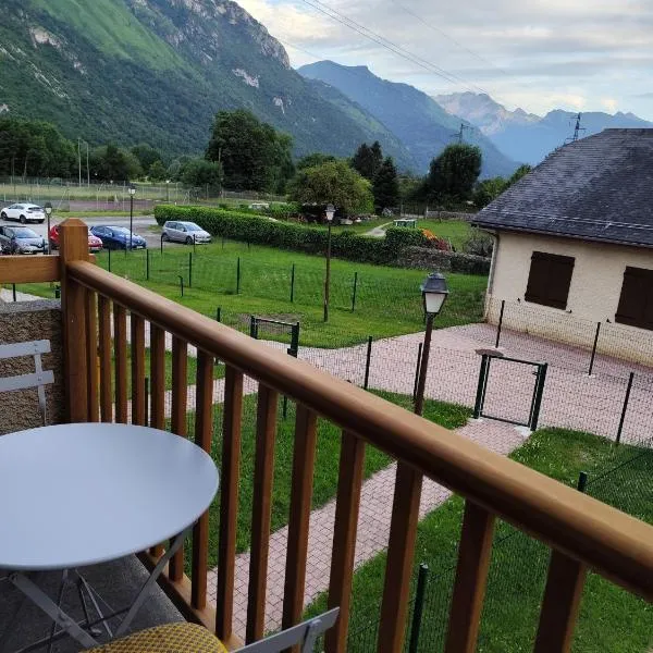 Ossau T2 5 personnes tt confort climatisation piscine linge de maison inclus moustiquaires vue montagne plein sud, hotel v destinaci Bielle