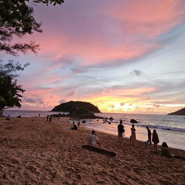 Beachfront bungalow south of Phuket, hotell i Phuket