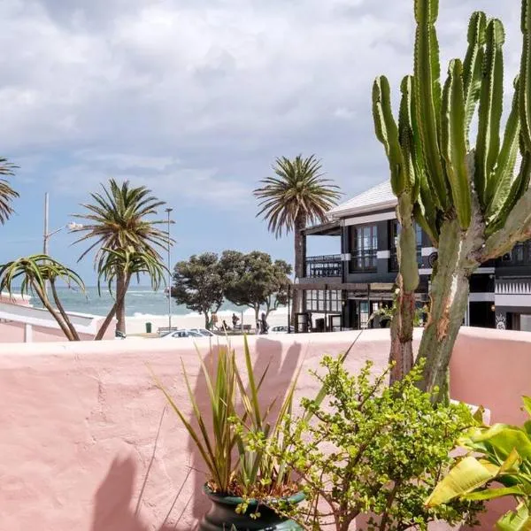 Casa Caprice - a 3 bed home steps from the beach, hotel i Cape Town