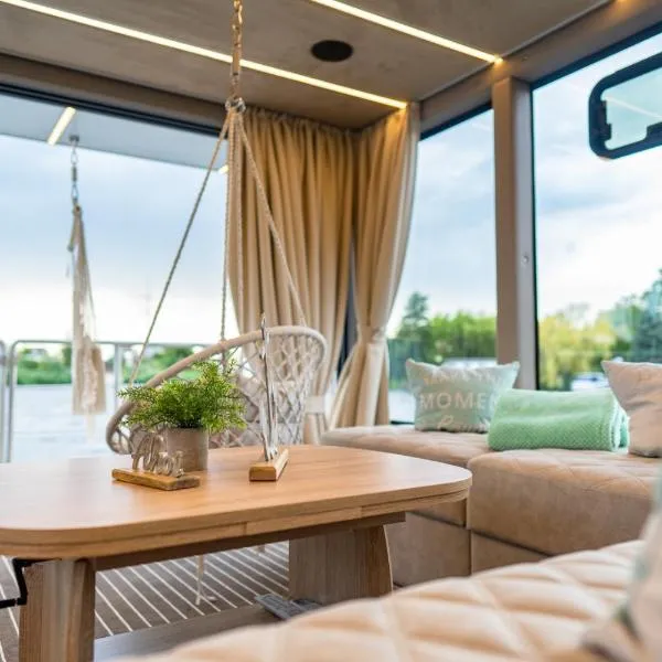 Dein schwimmendes Luxboot in Templin، فندق في تيمبلين