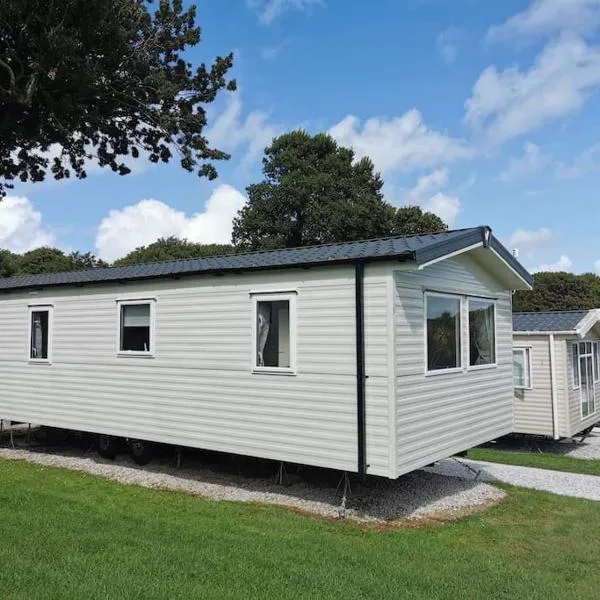 The Lucky Shamrock Caravan - by stunning, Crantock Beach, hotel em Crantock