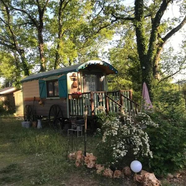"la brindille" Roulotte Tzigane de charme Hébergement Insolite, hotel v destinácii Saint-Paul-en-Forêt