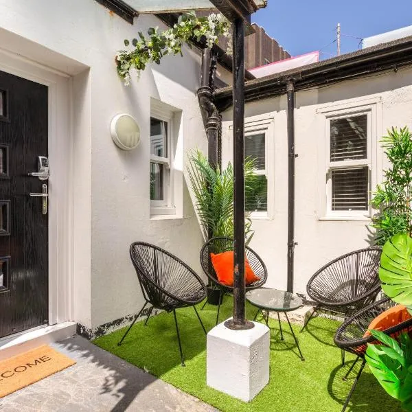 Seabreeze Hideaway By Kozmo - Cozy 2-Bed Bungalow in Brighton near the Beach With Free WiFi & Terrace by Kozmo Properties, hotel in Brighton & Hove
