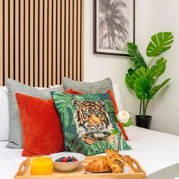 Cozy Kingfisher - 2-Bed Bungalow in Brighton near the Beach With Free WiFi & Terrace by Kozmo Properties, hotel in Brighton & Hove