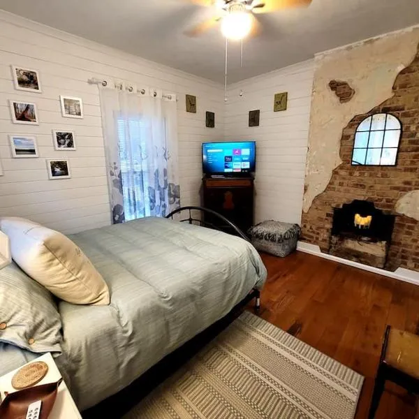 Apple Hill Bungalow, Family and PET Friendly!, hotell Bristolis
