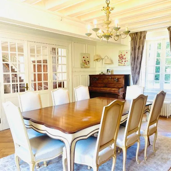 Maison chaleureuse de 4 à 12 personnes, hotel in Neuville-aux-Bois