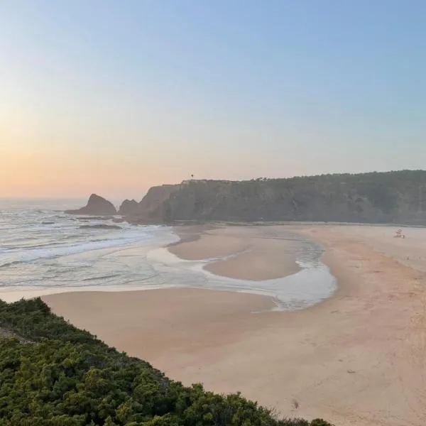 Natalie's tiny house- 6 minutes from the beach!, khách sạn ở Odeceixe