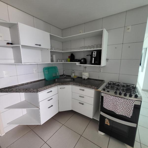 Confortável apartamento com 2 quartos, sendo um suíte, varanda, ampla sala, cozinha área de serviço e banheiro social - Foto 4