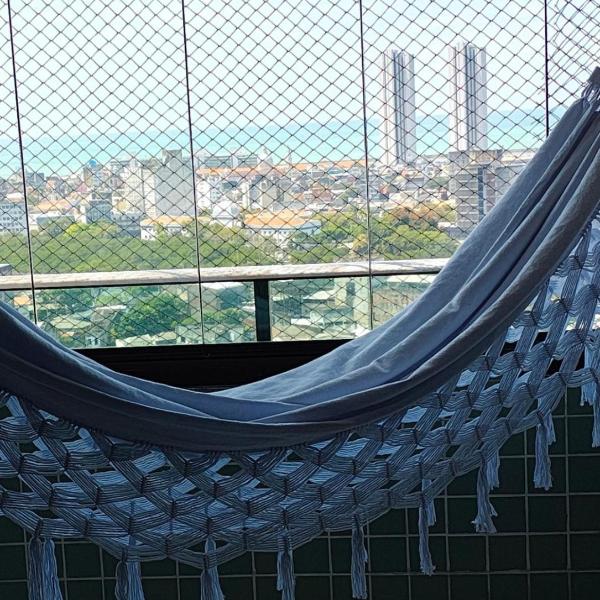 Confortável apartamento com 2 quartos, sendo um suíte, varanda, ampla sala, cozinha área de serviço e banheiro social