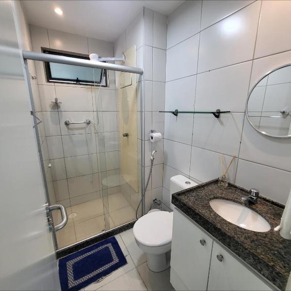 Confortável apartamento com 2 quartos, sendo um suíte, varanda, ampla sala, cozinha área de serviço e banheiro social - Foto 3