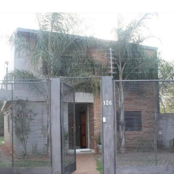 Dos ambientes para tres personas, hotel in Luque
