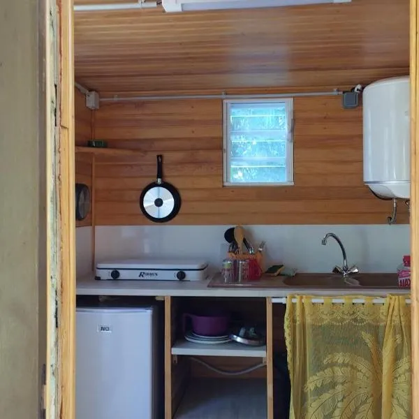 La Petite Roulotte de la Jungle, hotel a Le Petit Brûlé