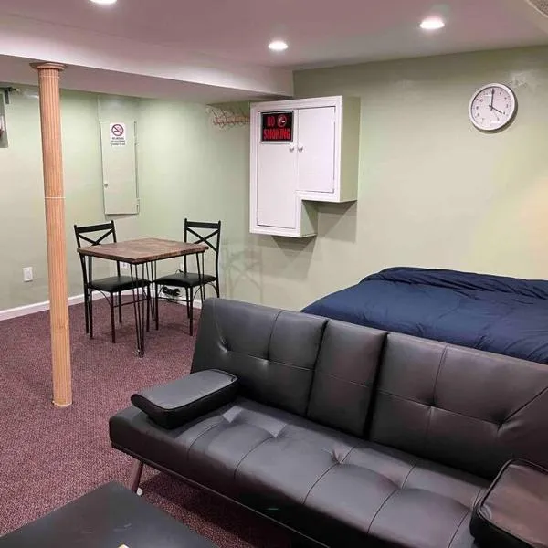 1 Bedroom Basement, NEWLY Renovated, hotel v destinaci Bellerose Terrace