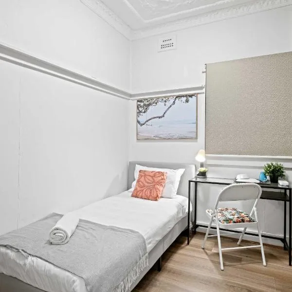 Boutique Single Room - Centrally Located at Granville - Shared Bathroom, hotel a Sydney