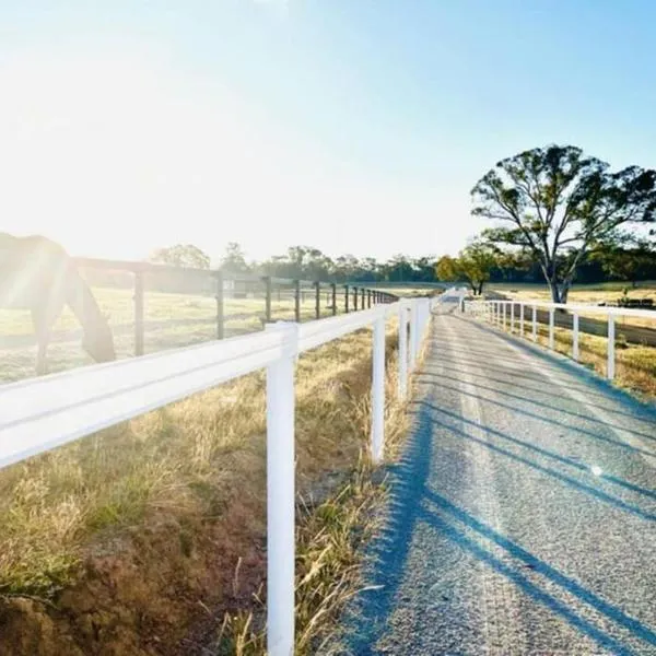 Trawalla Farm Stays - Entire House and Large Pool Bar - Perfect for Groups, hotel in Bywong