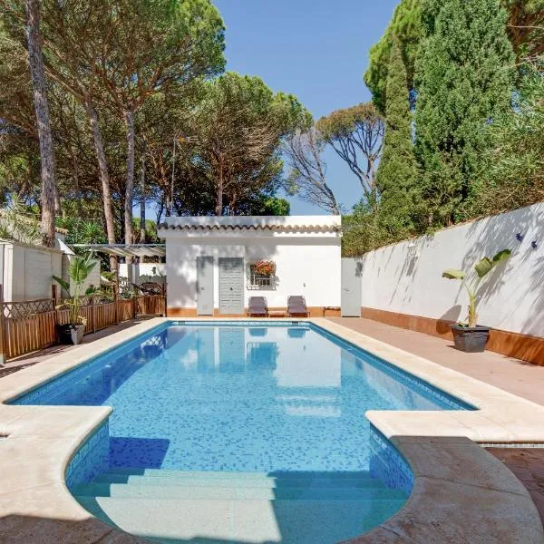 Villa El Limonar piscina compartida, hotel in Chiclana de la Frontera