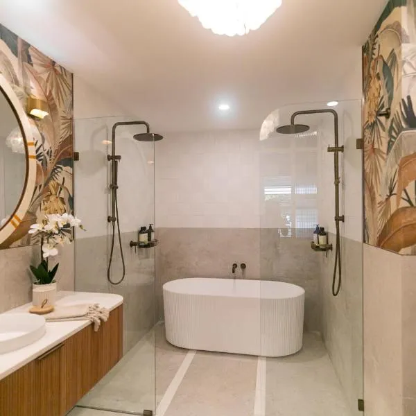 Monsoon Luxury Apartment, hotel in Port Douglas