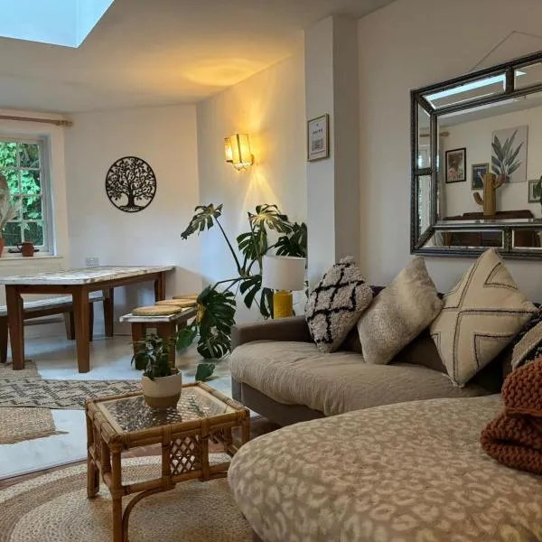 Picturesque Cottage in Oving- cosy pub & beaches, hotel v destinaci Oving
