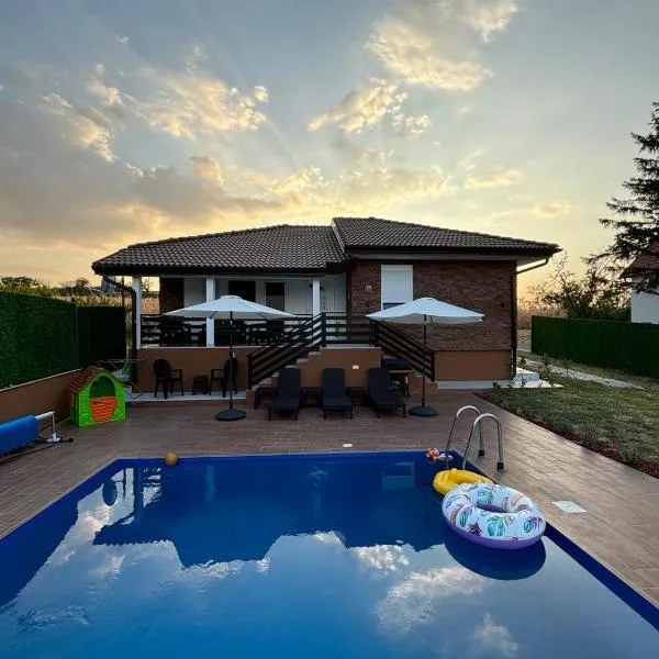 Village Relax House, hotel di Čerević
