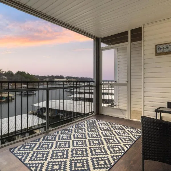 The Sunrise Suite Waterfront, Balcony with Pool, hotel v destinaci Lake Ozark