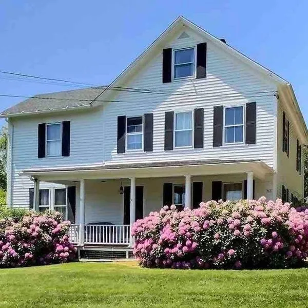 Historic Colonial Pool Walk to Town, hotel u gradu 'Litchfield'