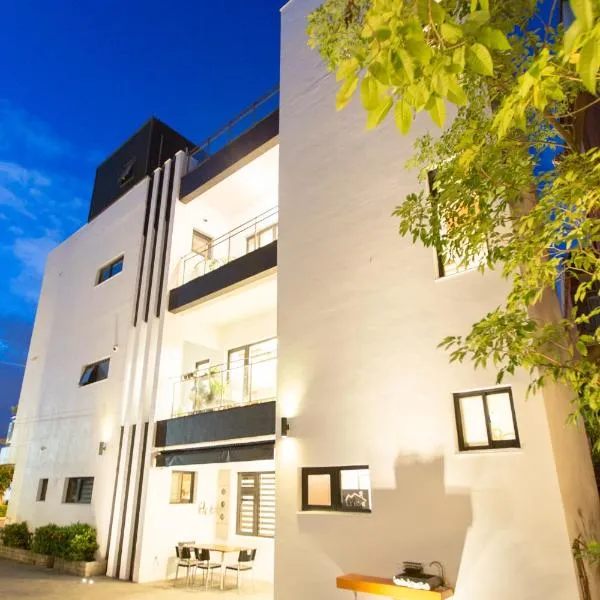 哈囉李好LiHome電梯包棟民宿, hotel in Luodong