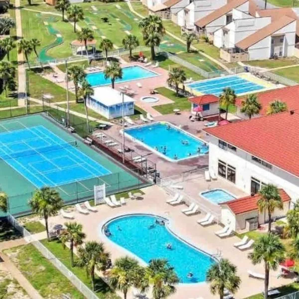 Snowbirds Available 3 Bdrm Condo- 4 pools, hot tub & walk to Beach, hotel in Panama City Beach