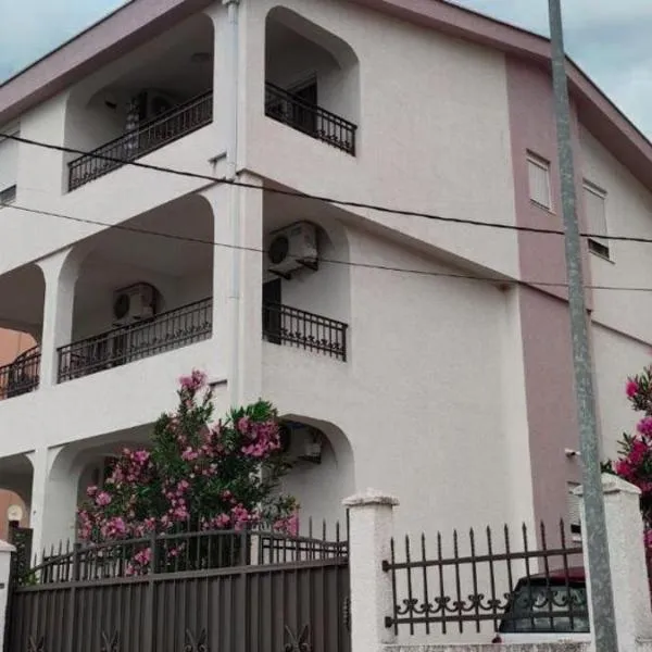 Apartmani Vedrana, hotel in Sutomore