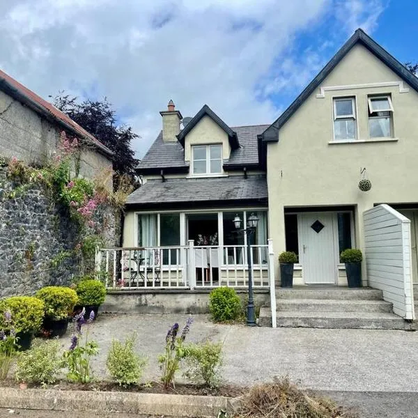 Elegant Townhouse steps from historic Birr Castle, hotel v destinaci Birr
