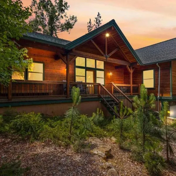 Sierra Haus Cottage with Private Lake Access, hótel í Sonora