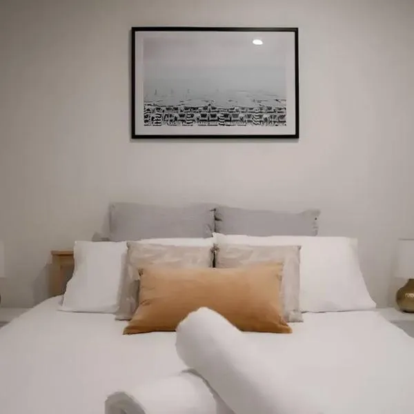 Mt1012 - 1 BR Docklands Delight, Stunning Apartment, hotel in Melbourne