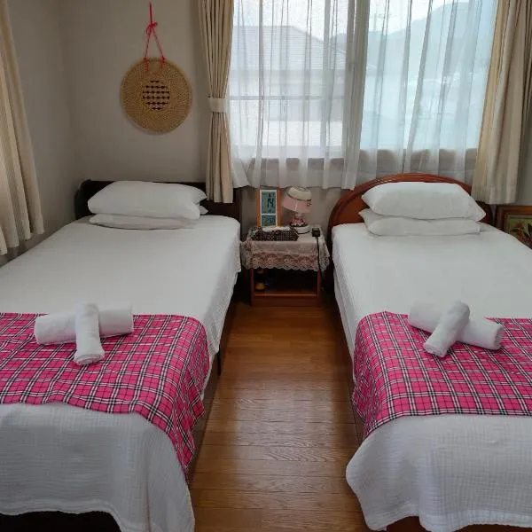 民泊マエダハウス B&B Maeda House, hotel v destinaci Aira