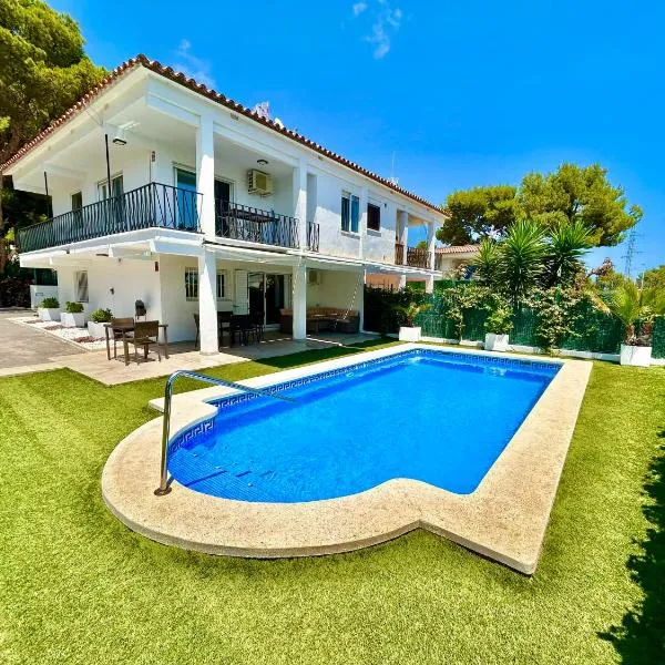 Chalet con piscina privada en Alcocebre, hotel v destinaci Alcossebre